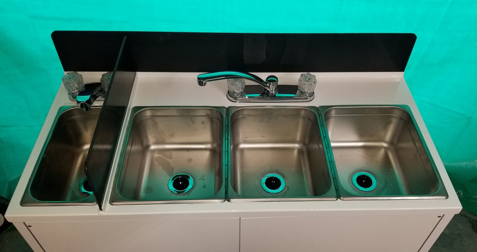 4 COMPARTMENT SELF CONTAINED PORTABLE SINK -110v ELECTRIC POWDER COAT FINISH - Image 3